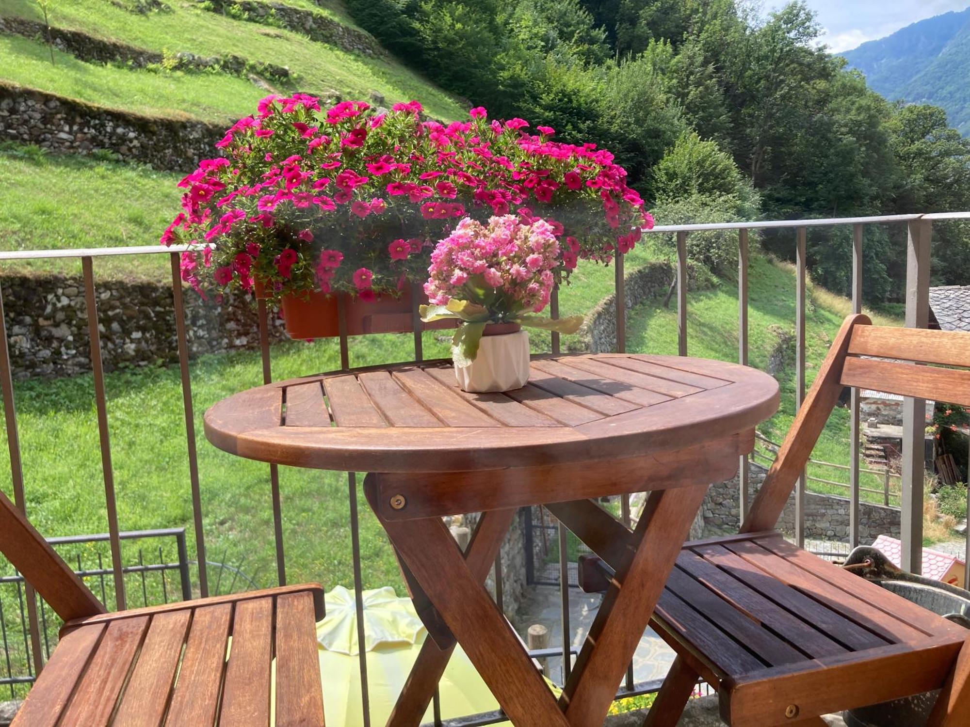 B&B Maison Vallomy Lillianes Bagian luar foto