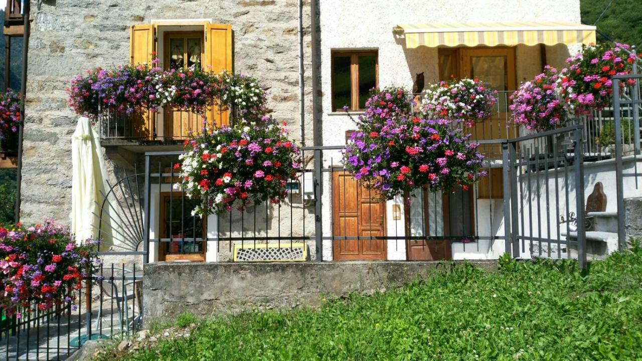 B&B Maison Vallomy Lillianes Bagian luar foto