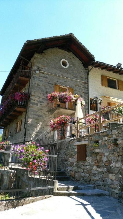 B&B Maison Vallomy Lillianes Bagian luar foto